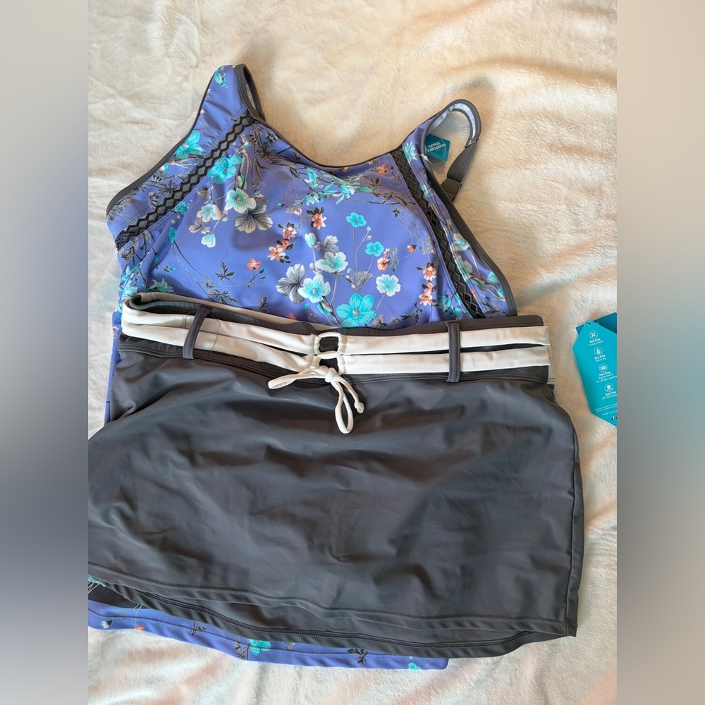 Free Country Gray and White Swim Suite - Picture 2 of 7
